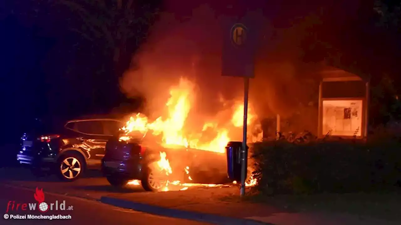 D: Geparkten VW Polo in Mönchengladbach in Brand gesteckt