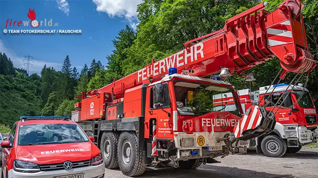 Oö: Langwierige Bergung eines Lastwagens auf Forststraße im Bereich der Wurzeralm