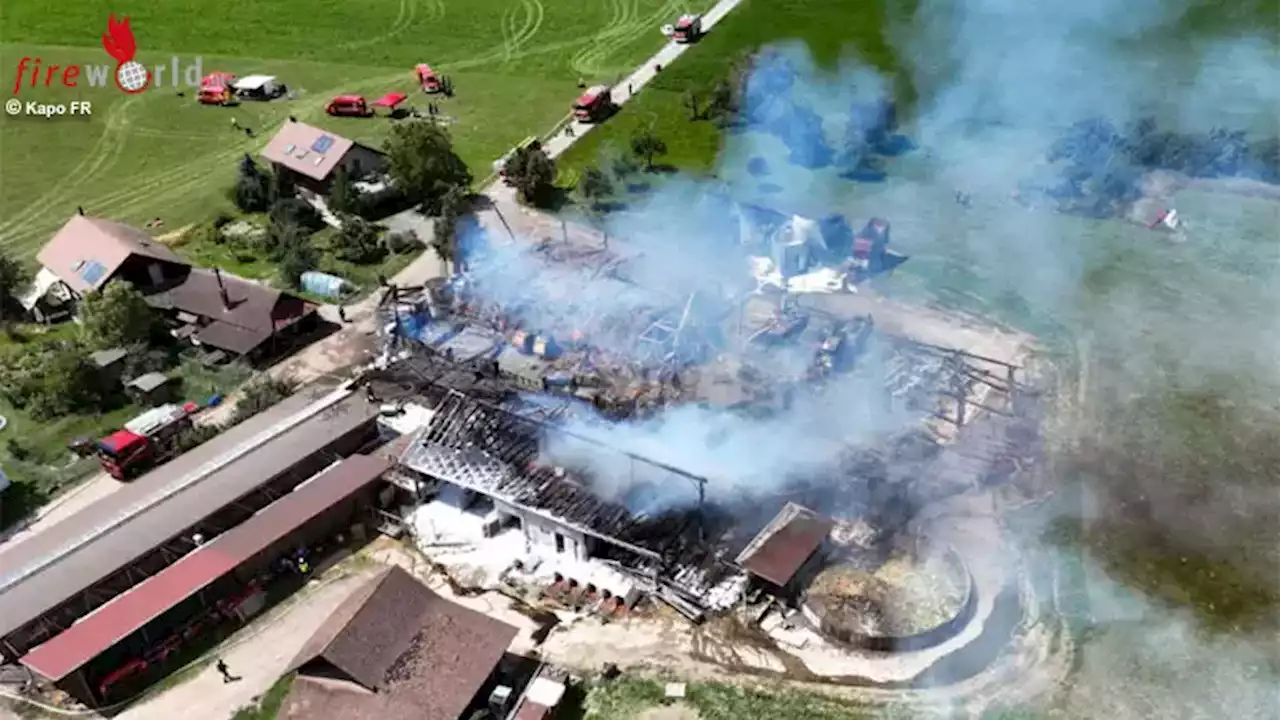 Schweiz: Zwei Feuerwehrleute bei Bauernhof-Großfeuer in Courtepin rauchgasverletzt