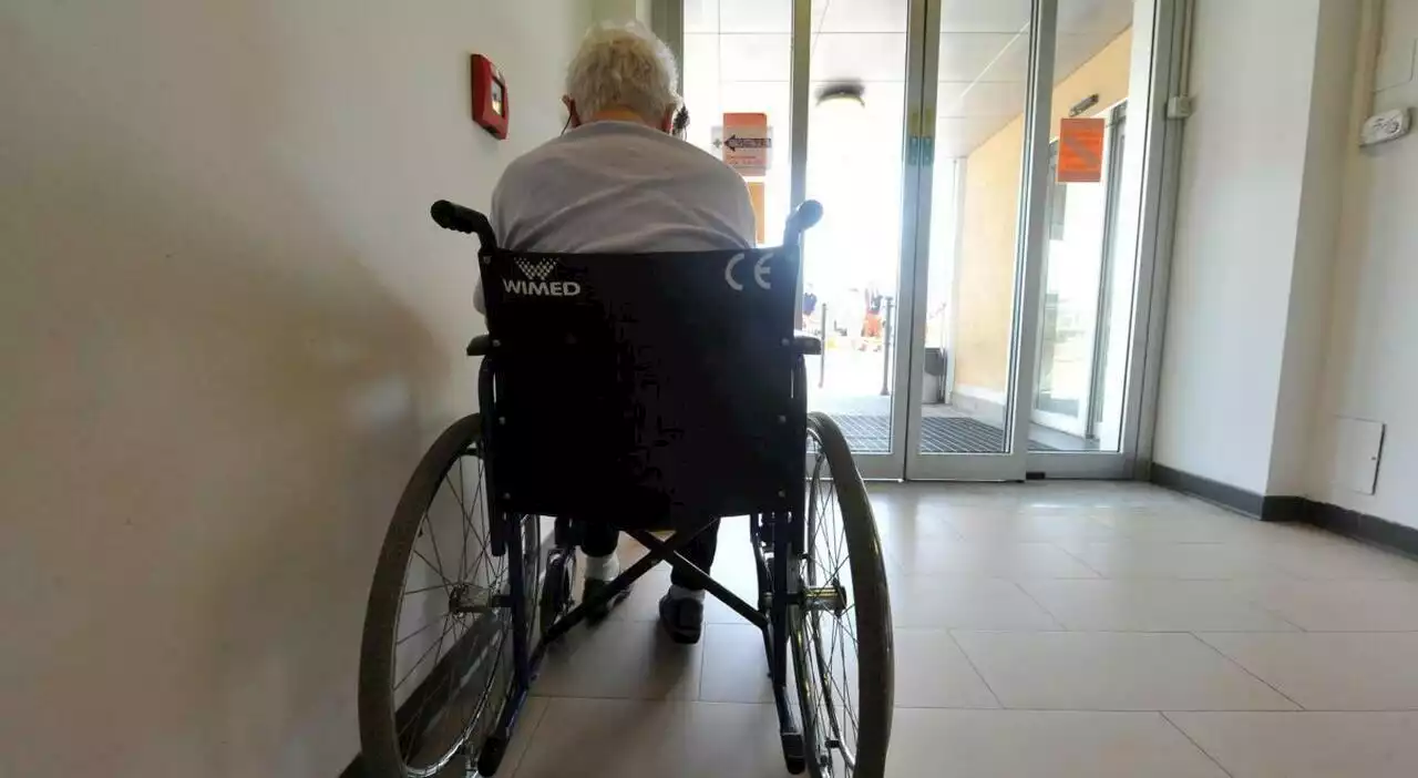 Ha un figlio disabile e cerca lavoro sui social, ma riceve insulti: «Campa con la pensione»