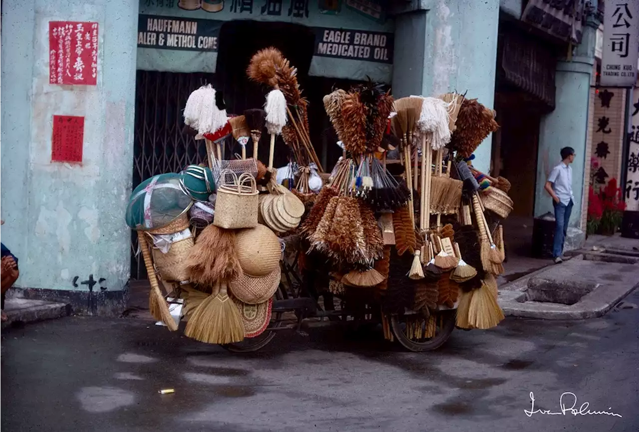 1972 photo of pushcart in Chinatown resurfaces, one Singaporean says 'Oh my...a whole cart of 'weapons' - childhood trauma' - Singapore News