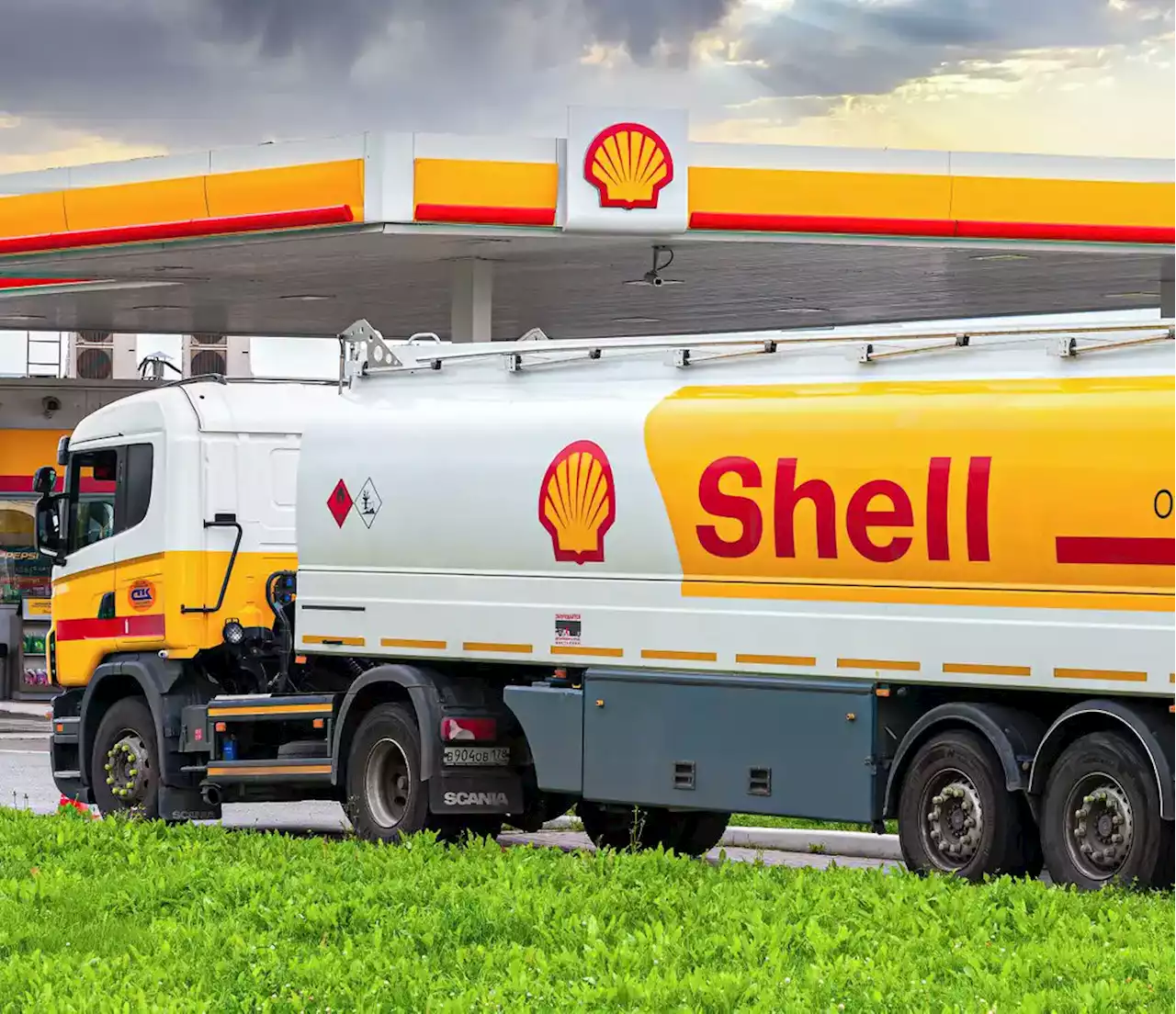 Shell's profits tumble 56% to $5 billion as energy prices cool By Reuters