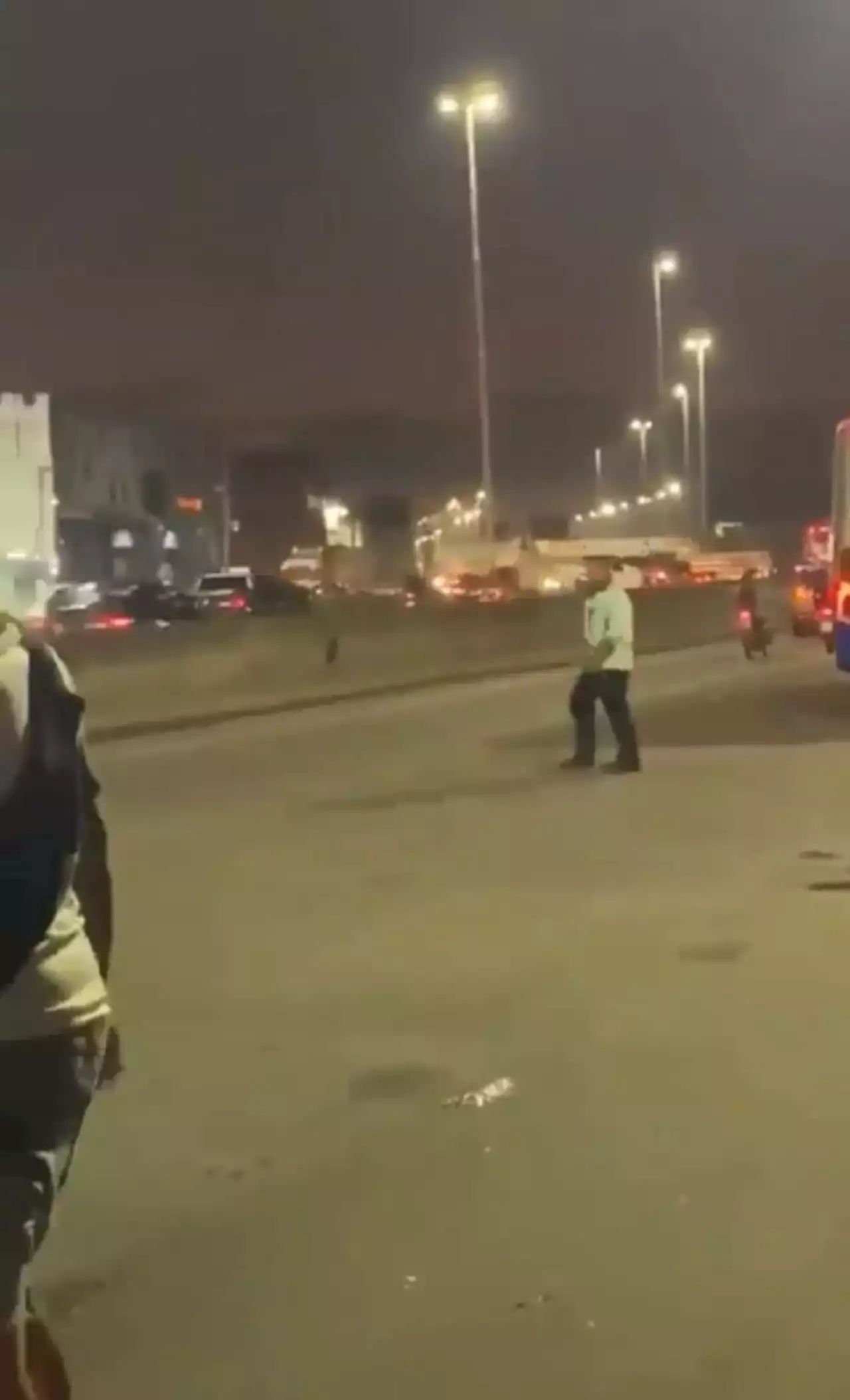 Motorista abandona ônibus lotado na Avenida Brasil e vai embora em outro; veja vídeo