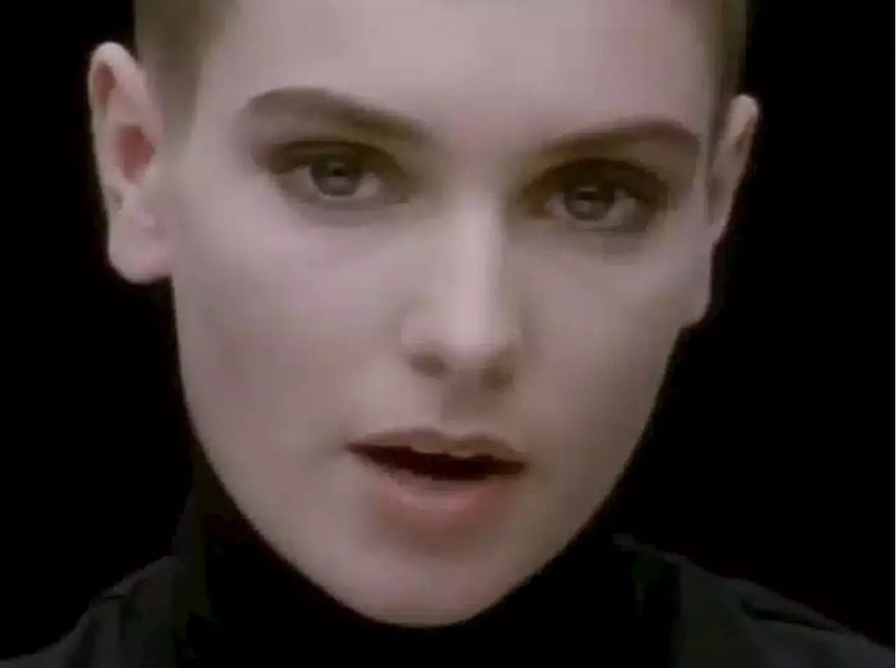 'Nothing compares 2 U': maior sucesso de Sinéad O'Connor foi escrito por Prince; conheça história