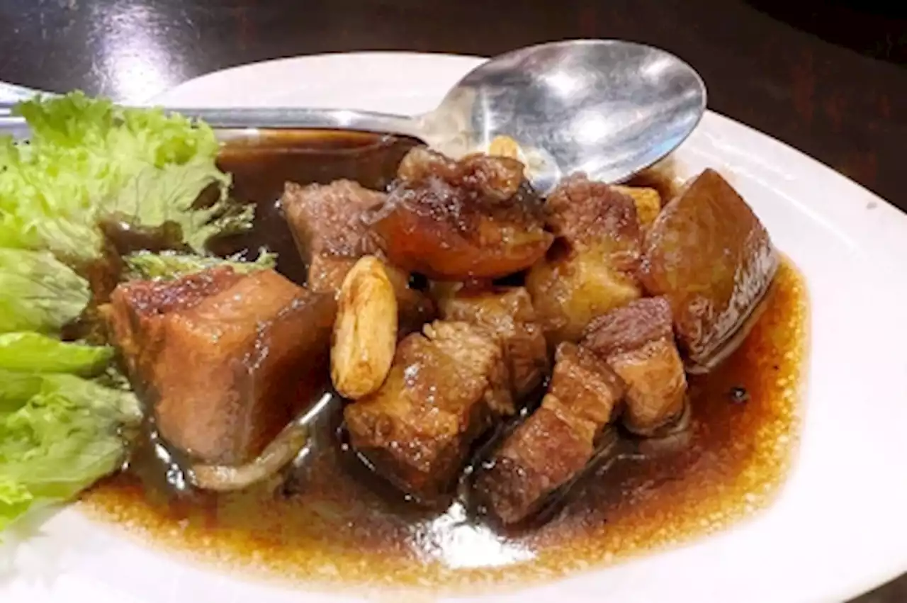 Pork ‘adobo’ and ‘tortang talong’: Enjoy classic Filipino dishes at De Manila Café in Taman Desa