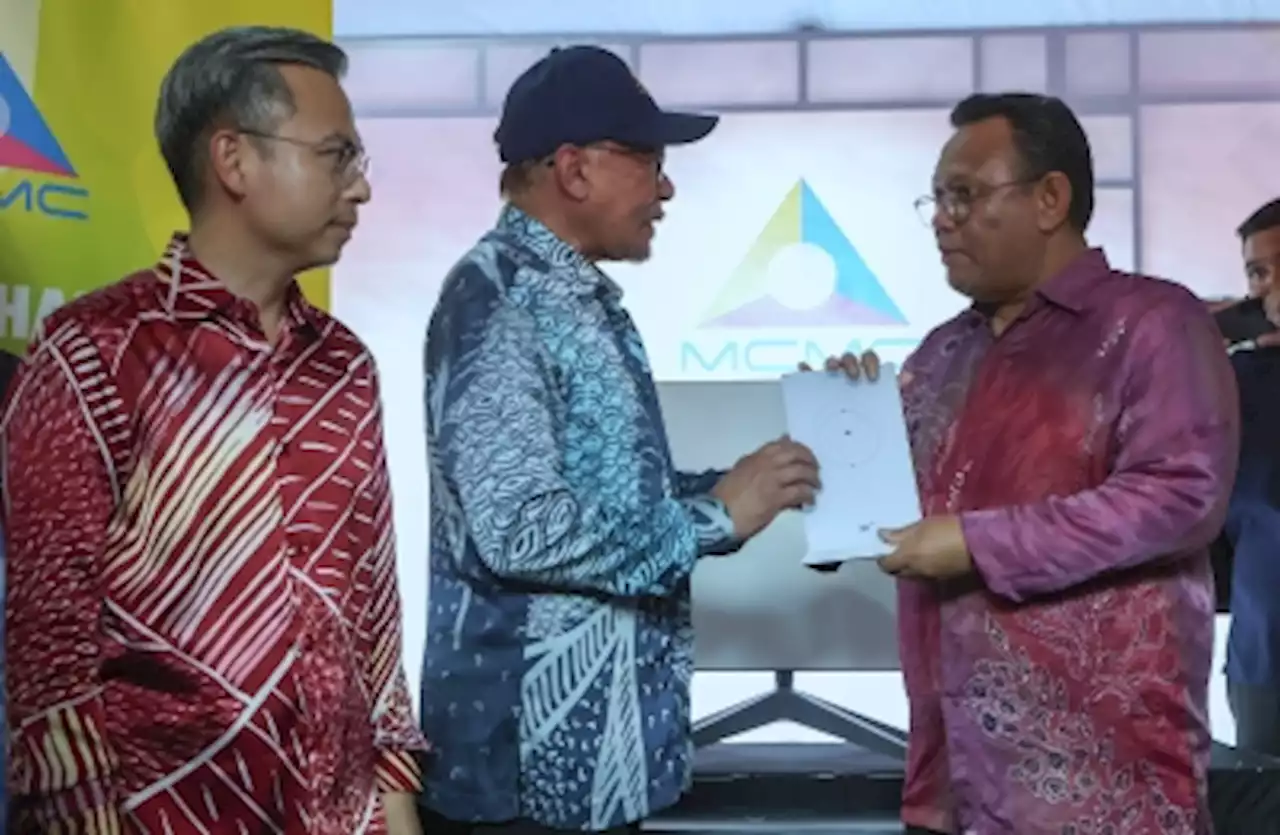 UiTM campus in Kuala Pilah receives first Starlink satellite device from PM Anwar