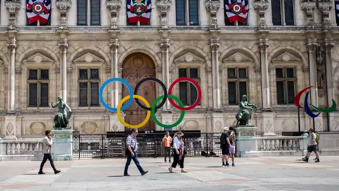 Jo De Paris 2024 Les Anneaux Placés Devant Lhôtel De Ville Parisien Couverts De Faux Sang Par