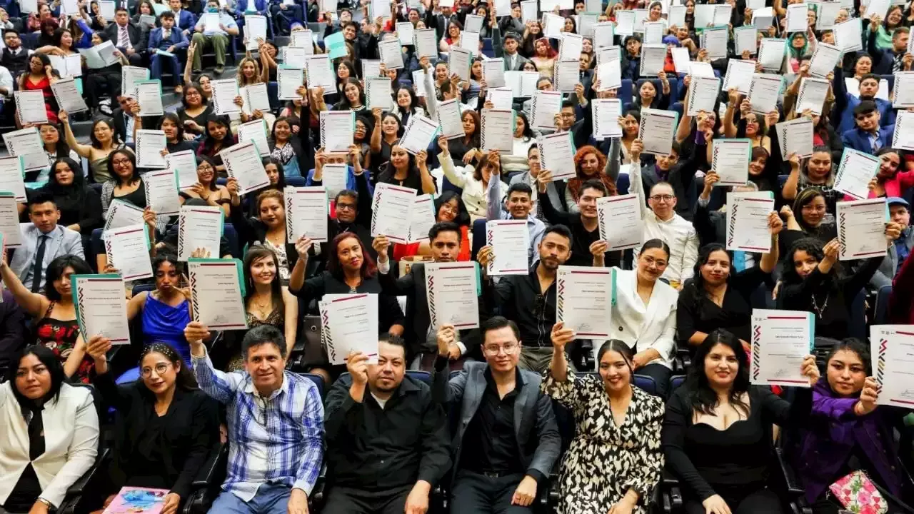 Graduación De La Primera Generación De La Universidad Rosario ...