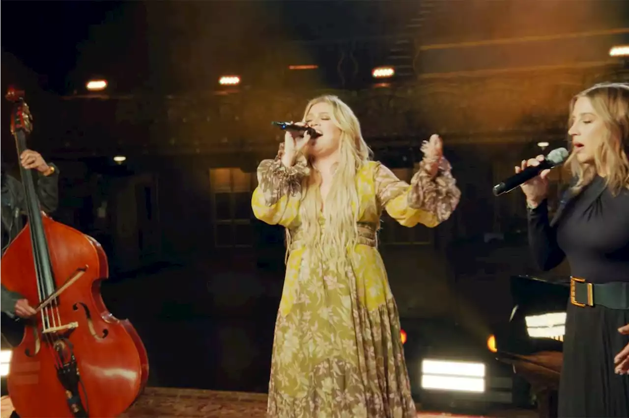 Kelly Clarkson Performs Stripped Back Rendition of 'Mine' Live at the Belasco Theater