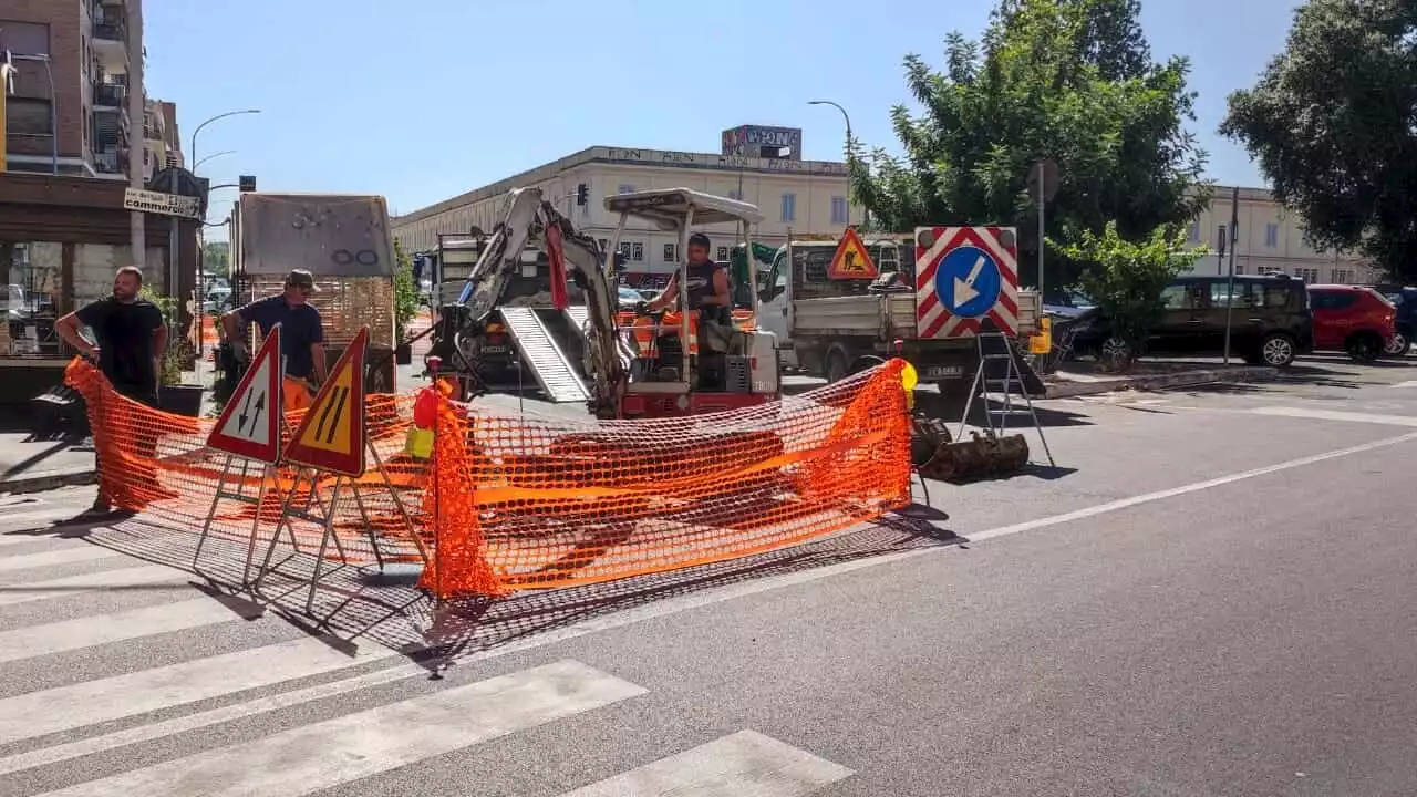 Via Ostiense, l'avvallamento stradale fa temere la voragine: arrivano le transenne