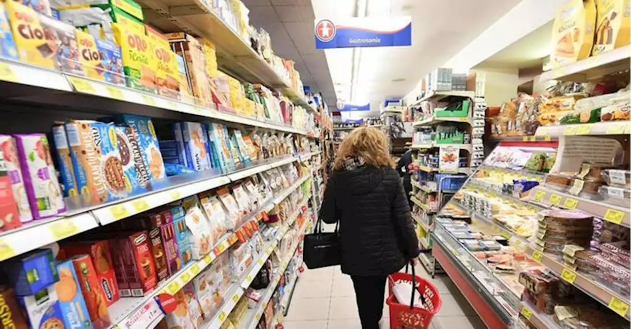 Lotta al caro-prezzi, un paniere calmierato da ottobre: dentro alimentari e i prodotti per l’infanzia