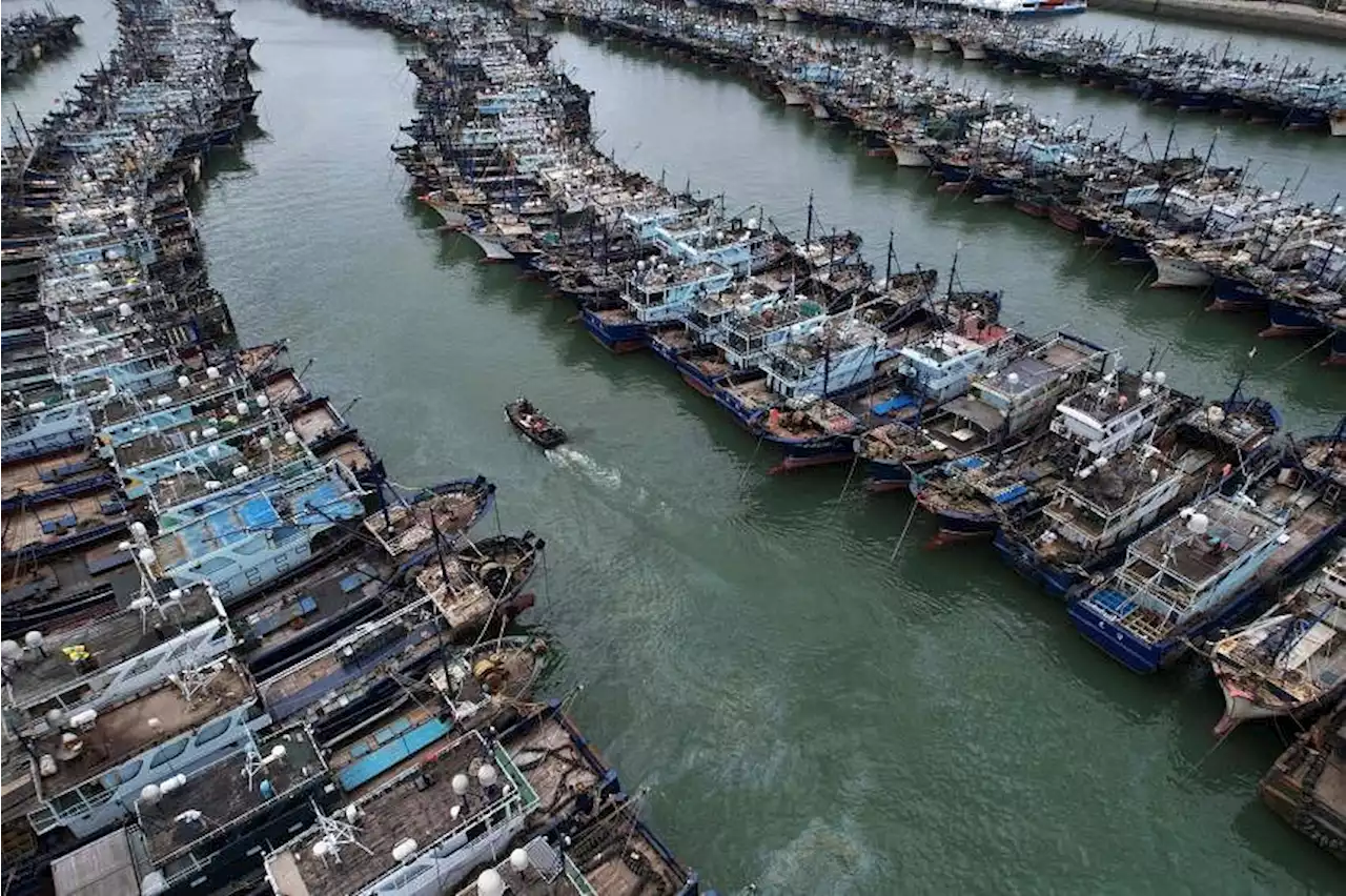 Typhoon Doksuri shuts businesses, grounds flights in Taiwan