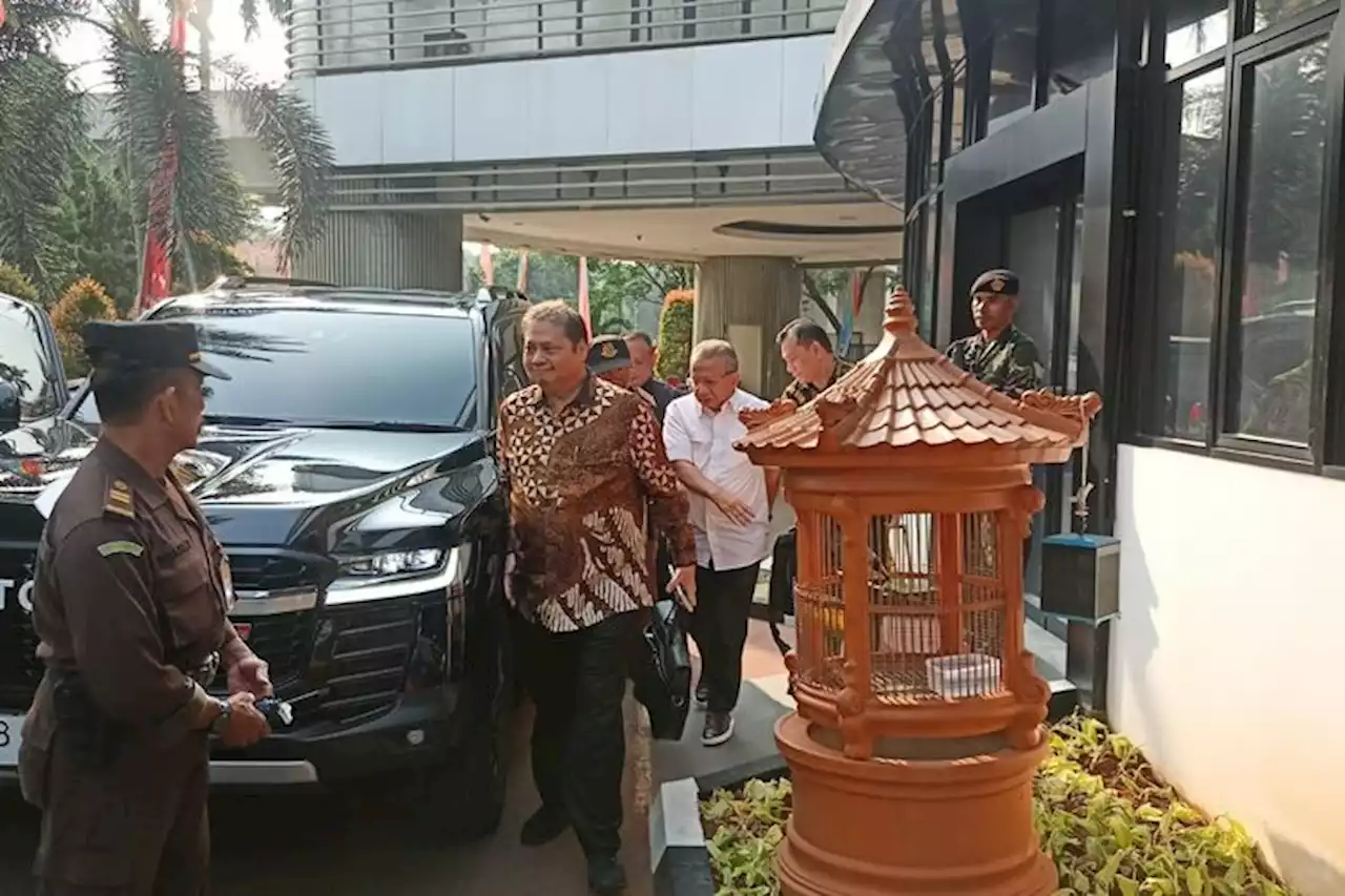 Kehadiran Airlangga Hartarto di Pejabat Peguam Negara cetus kekecohan