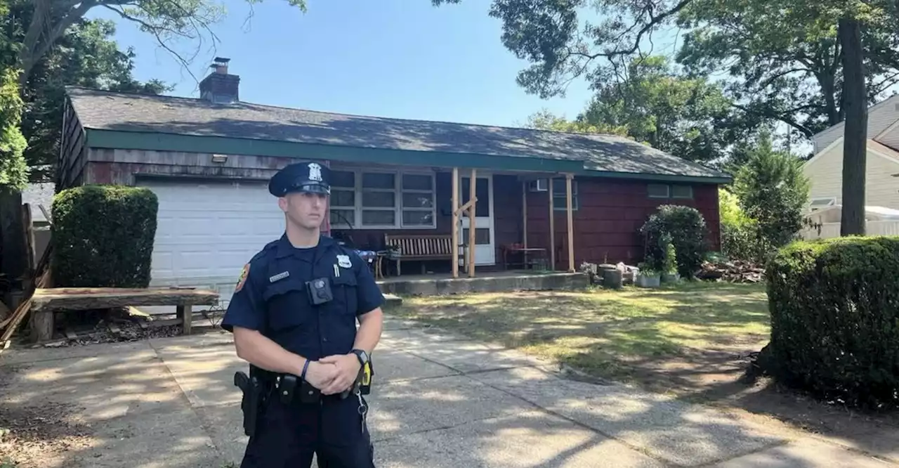 Nassau cops threaten to fine gawkers at suspected Gilgo Beach serial killer Rex Heuermann’s home