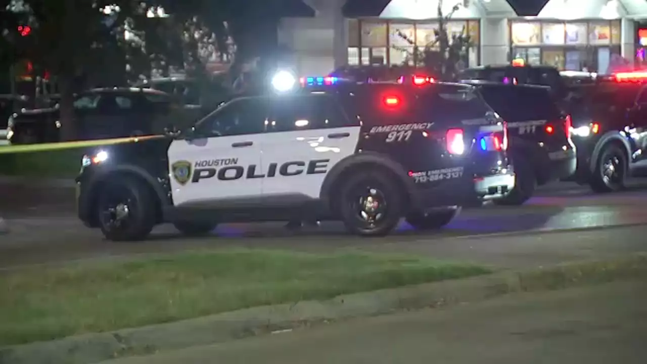 Suspect dies after gunfire exchange during chase in stolen Toyota Tundra in Gulfton area, HPD says