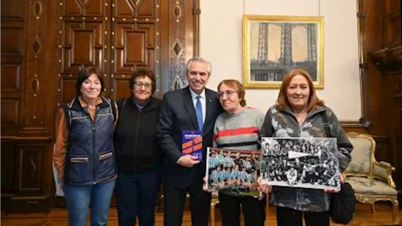 Fernández recibió a cuatro jugadoras del primer seleccionado femenino argentino de fútbol