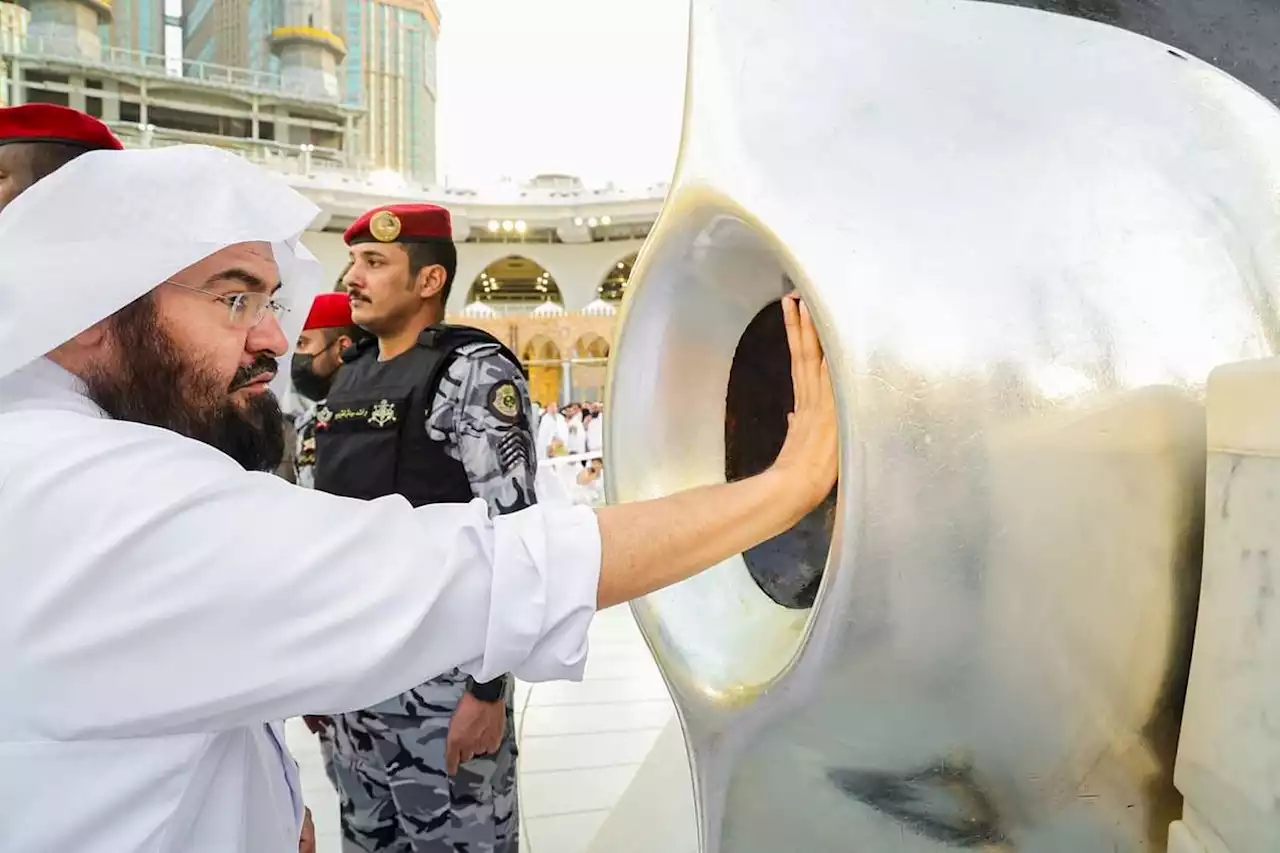 «السديس» يشارك في تطييب الحجر الأسود والركن اليماني