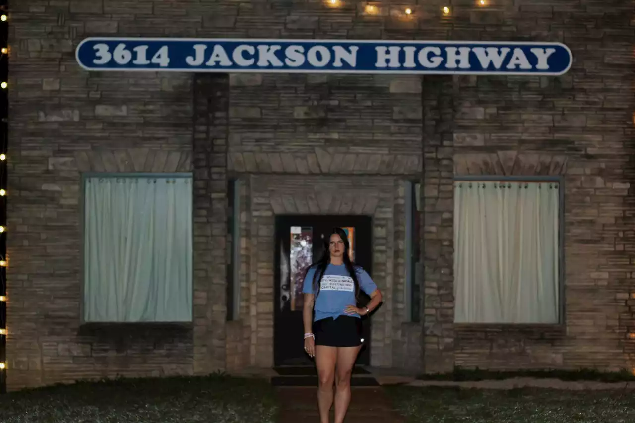 Lana Del Rey records at Muscle Shoals studio before leaving Alabama