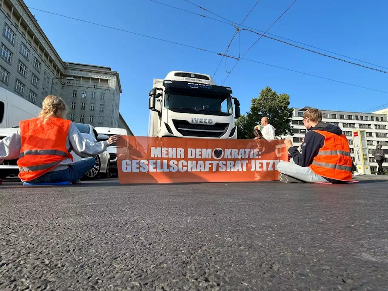 Angriffe auf Letzte Generation: Mehr als 100 Verfahren gegen Autofahrer und Passanten