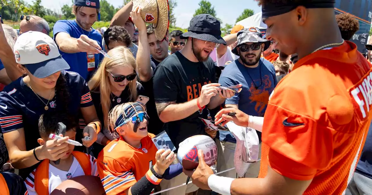 Photos: Chicago Bears sign autographs for fans at training camp