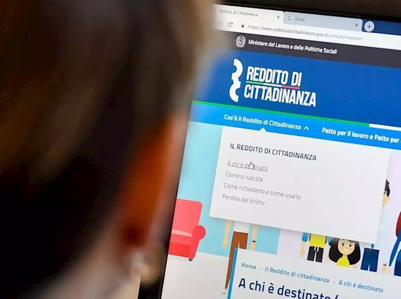 Reddito di cittadinanza sospeso a 169 mila famiglie con un sms dell’Inps: scoppiano le proteste