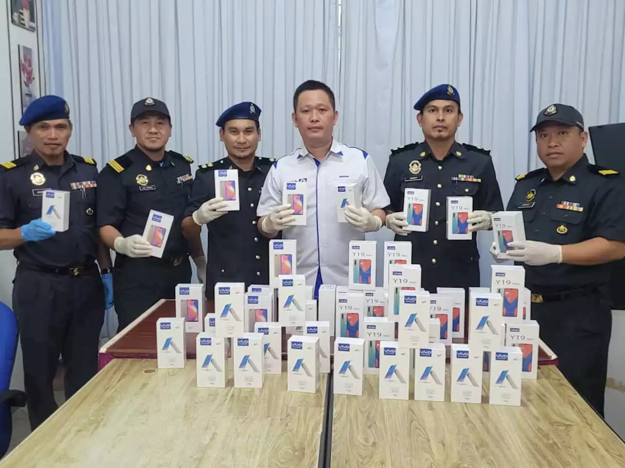 Suspected counterfeit gadgets, chainsaw tools worth RM146,000 seized in KK, Kota Marudu