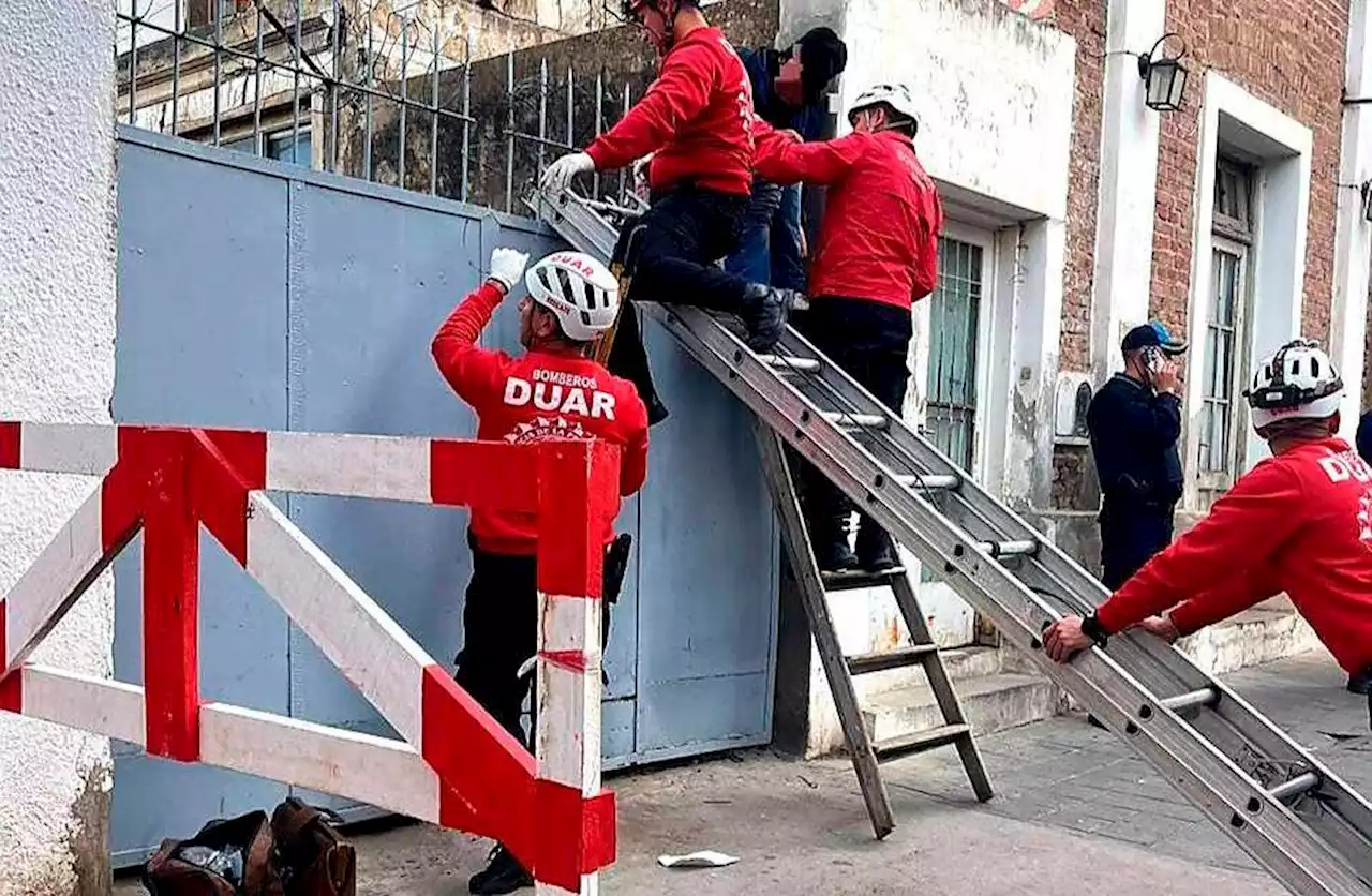 Video: entró a robar, quedó enganchado en una reja cuando escapaba y lo tuvieron que rescatar