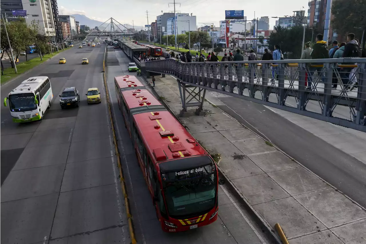 Murió mujer que cayó desde un TransMilenio, luego de salir corriendo tras su atracador