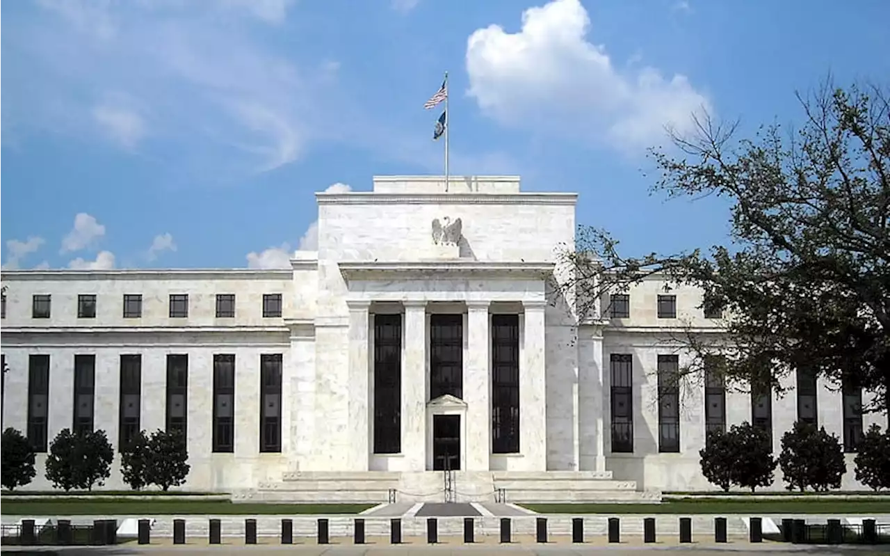 Fed officials spar over banking reform in rare open meeting