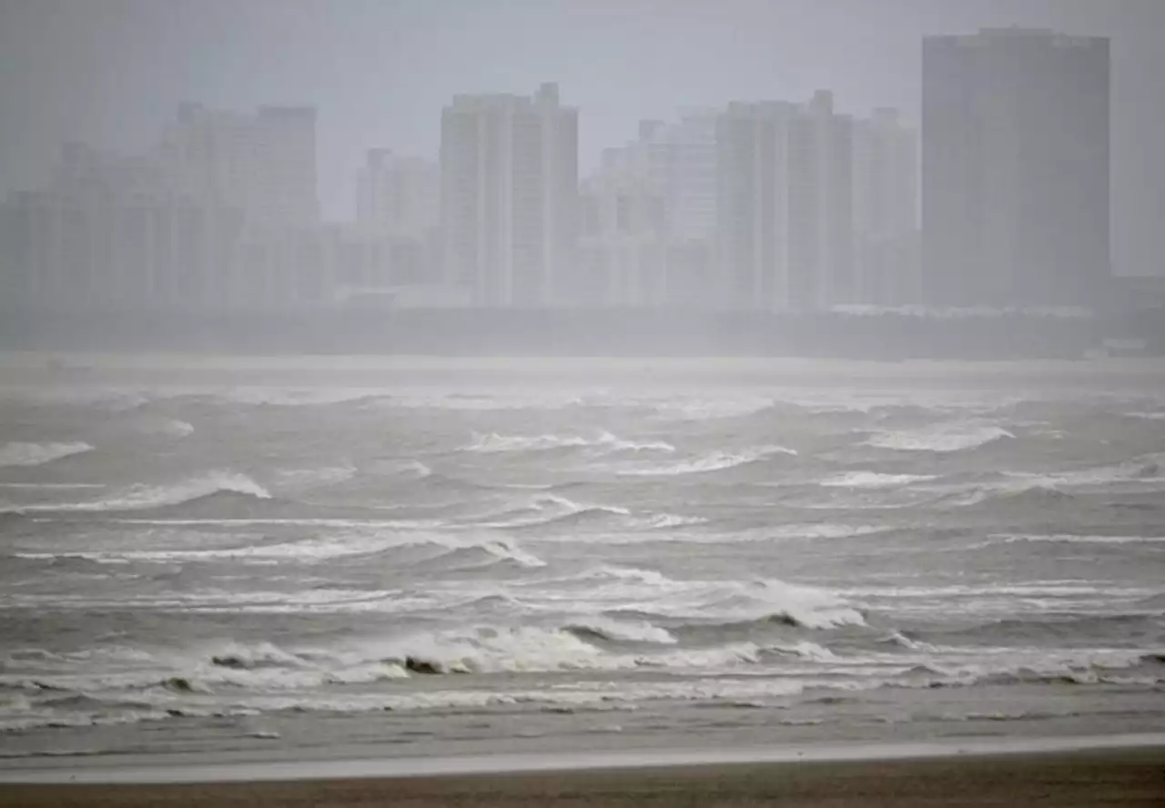 Typhoon Doksuri rips into China, shutting down businesses