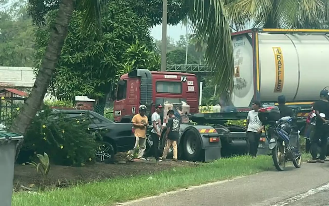 Warga emas maut kereta dirempuh lori tangki