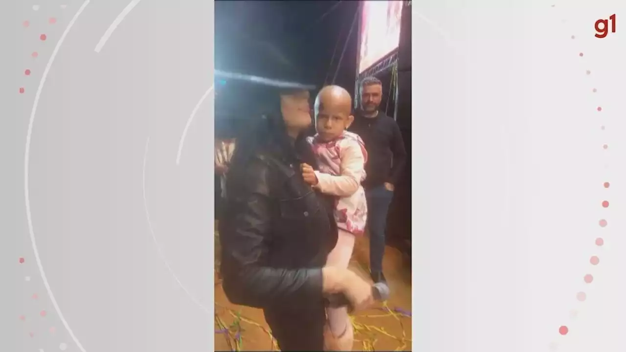 Ana Castela desce de palco e realiza sonho de menina de 4 anos em tratamento contra câncer em MG; VÍDEO