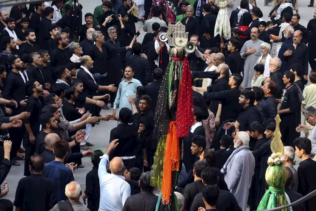 Millions of Shiite Muslims commemorate the mourning day of Ashoura