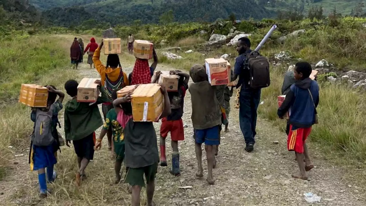 Lapar dan Lemah, Warga Papua Tengah Jalan Kaki demi Bantuan Pangan