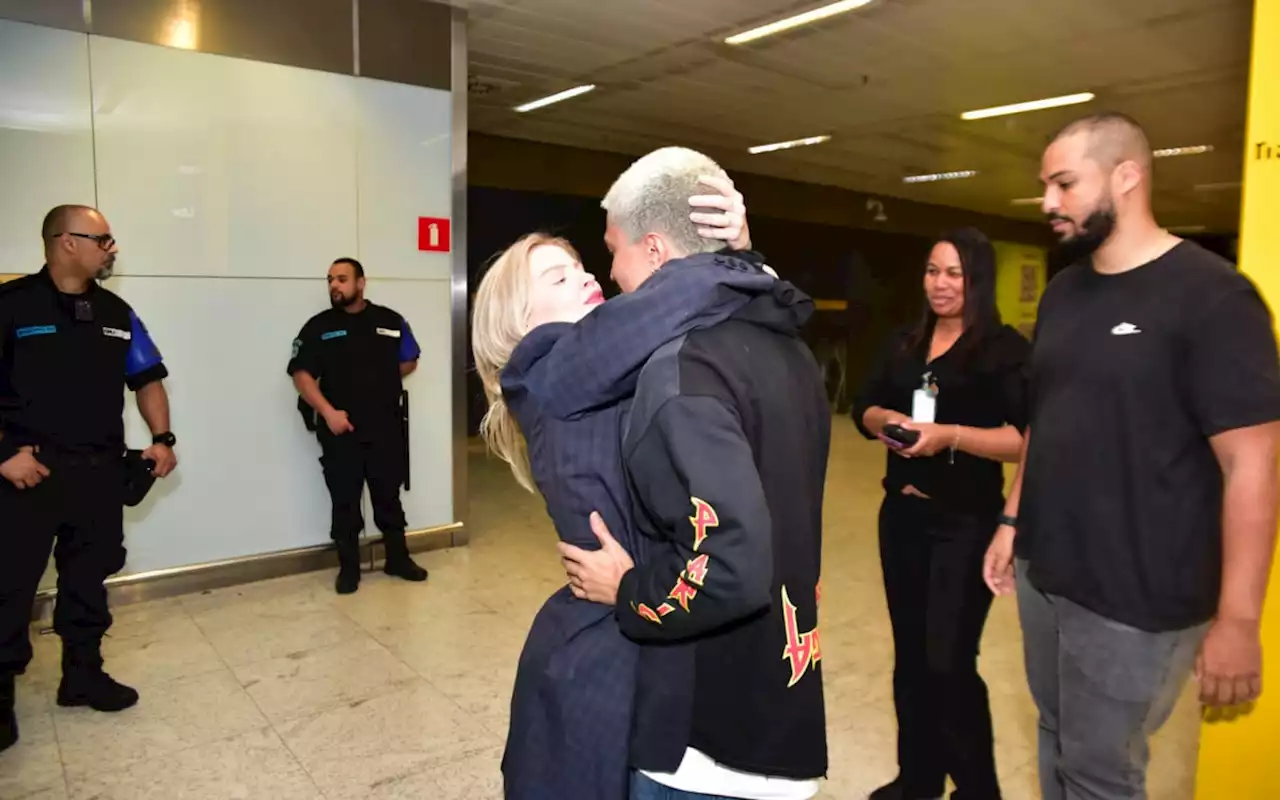 Luísa Sonza é recebida pelo namorado e multidão de fãs em aeroporto | Celebridades | O Dia