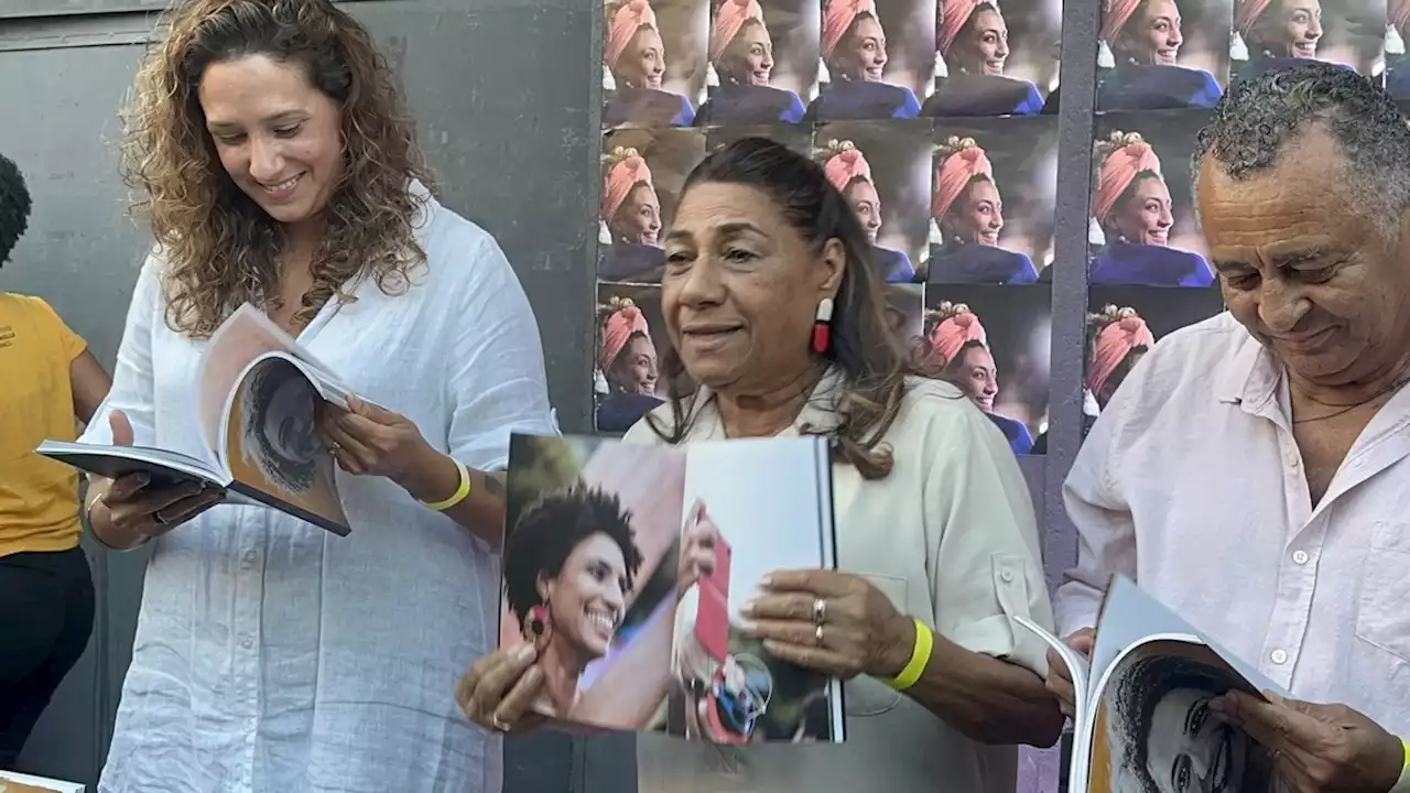 'É com dor e emoção que estamos aqui', diz mãe de Marielle em dia de homenagens à vereadora