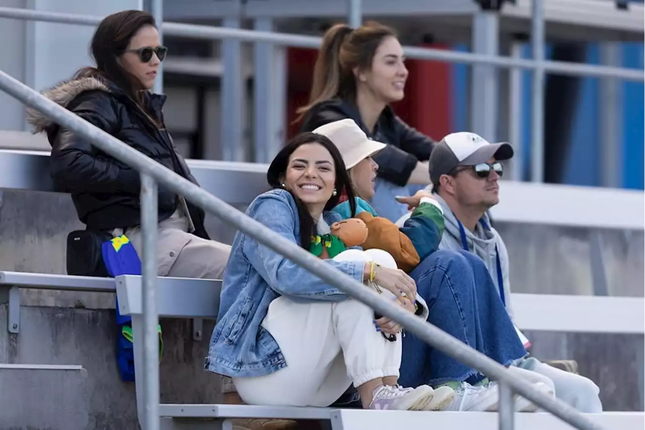 Namorada de Tamires, cantora Gabi Fernandes visita treina da seleção brasileira durante Copa do Mundo Feminina