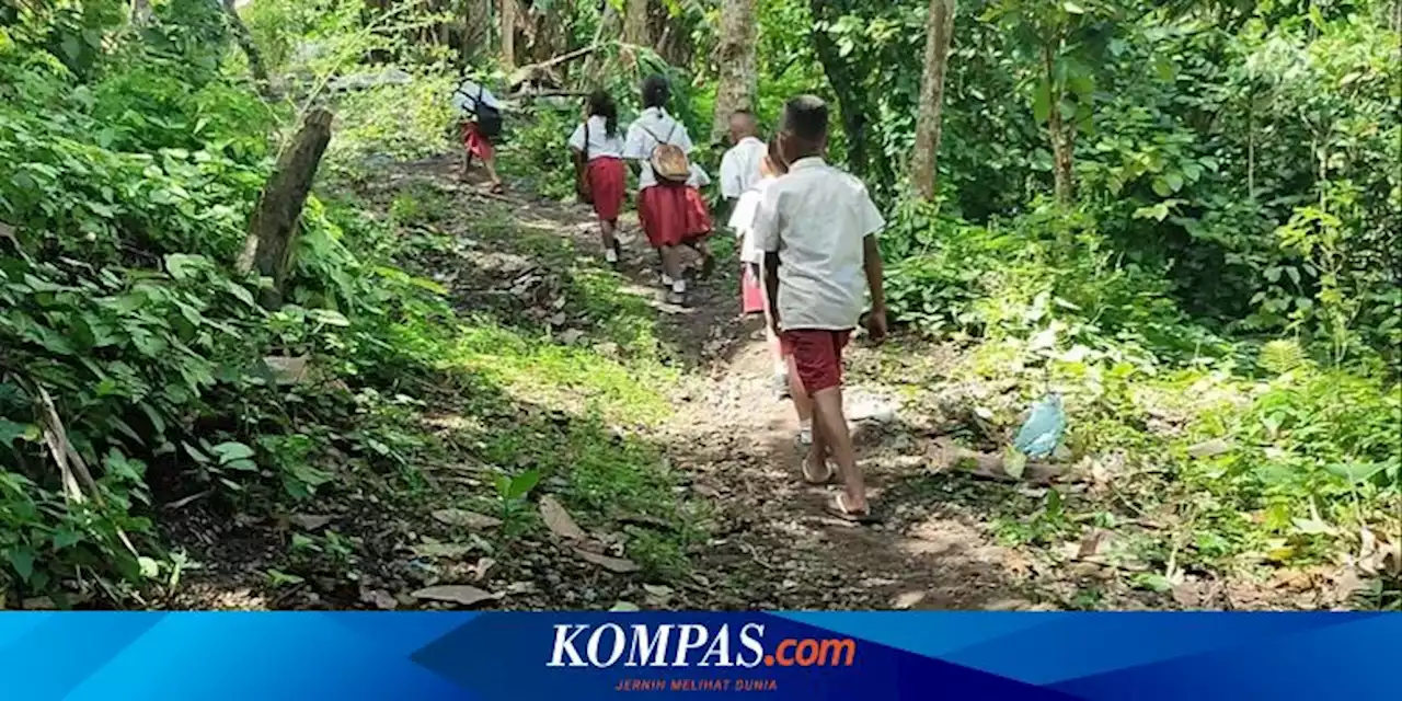 “Pak Jokowi, Tolong Bangun Sekolah, Supaya Kami Tak Jalan Kaki Jauh Lagi'