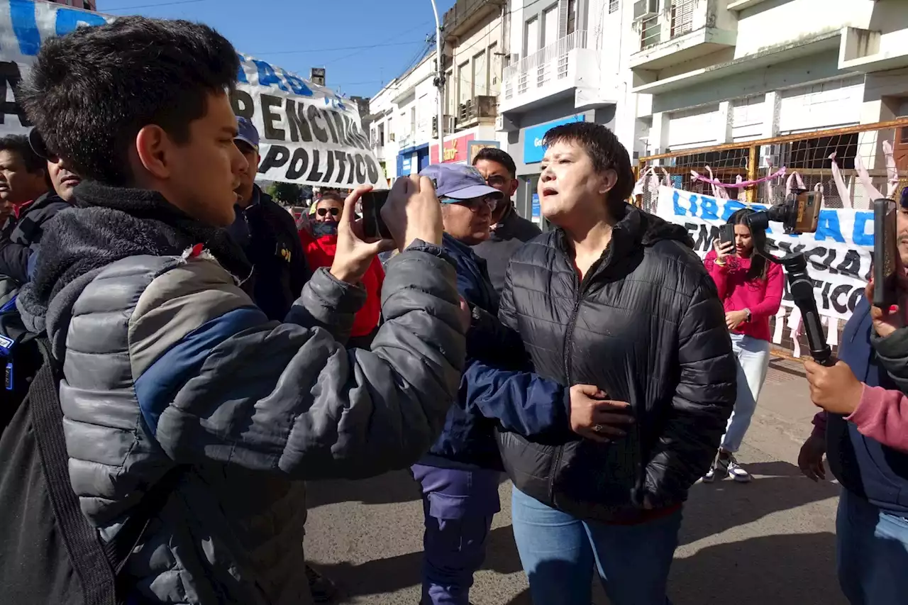 Caso Cecilia Strzyzowski: manifestantes que pedían por la liberación de Emerenciano Sena agredieron a la madre frente a la Fiscalía