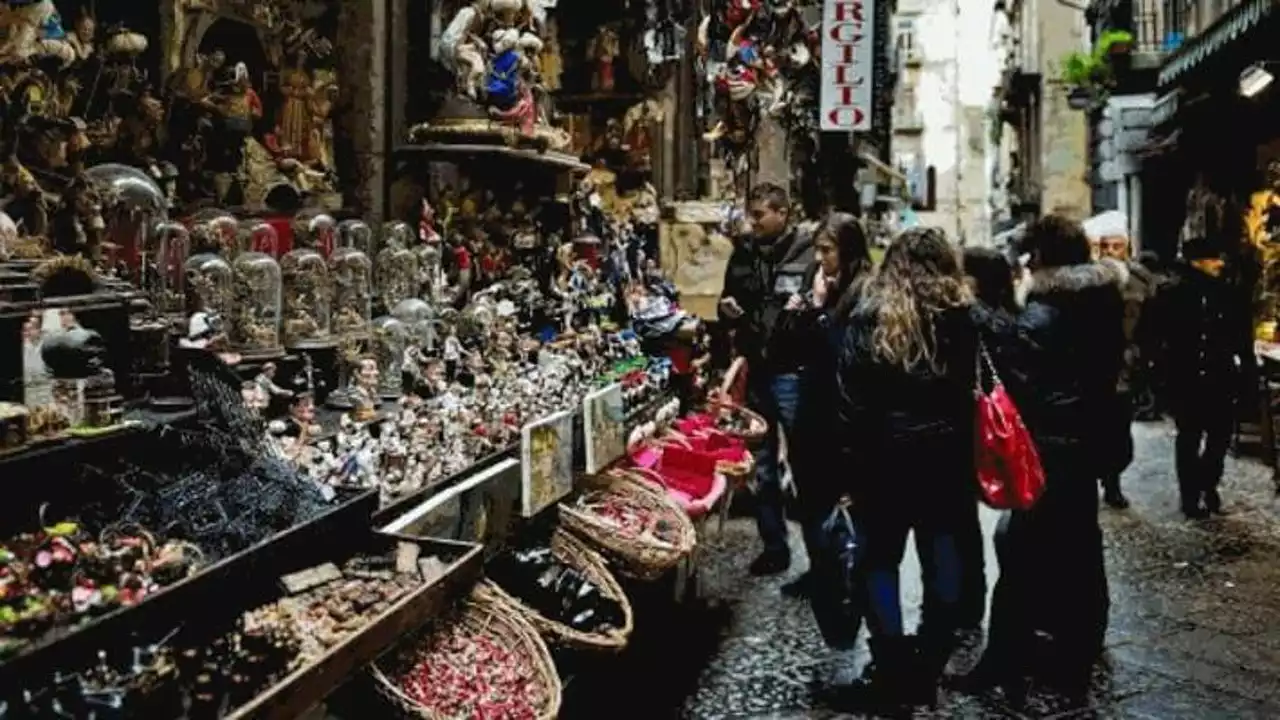 Napoli, stop di 3 anni a tavolini, bar e nuove friggitorie selvagge nel centro storico