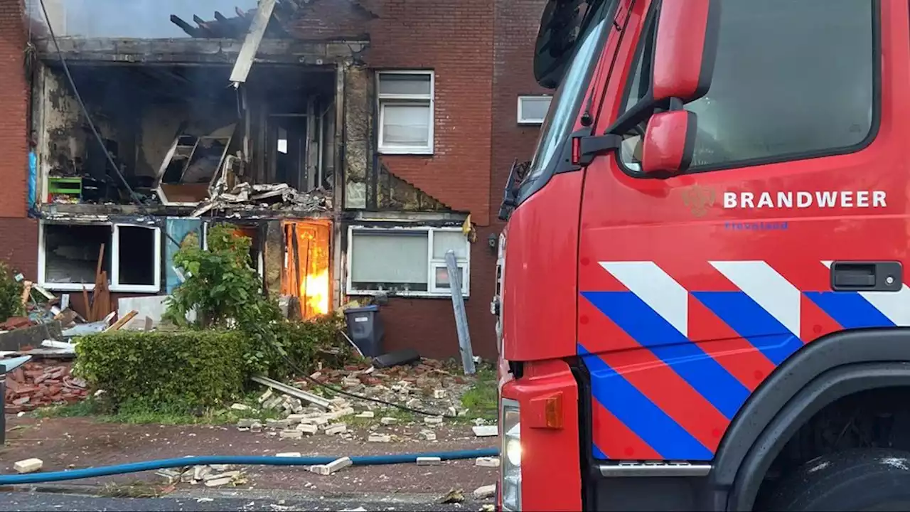 Gasexplosie vaagt volledige gevel weg in Lelystad, drie huizen onbewoonbaar