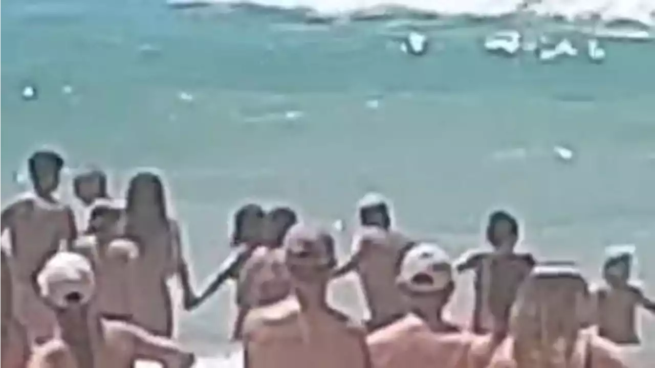 Una cadena humana salva a ocho bañistas que se ahogaban en la playa de El Palmar: “Había que actuar rápido'