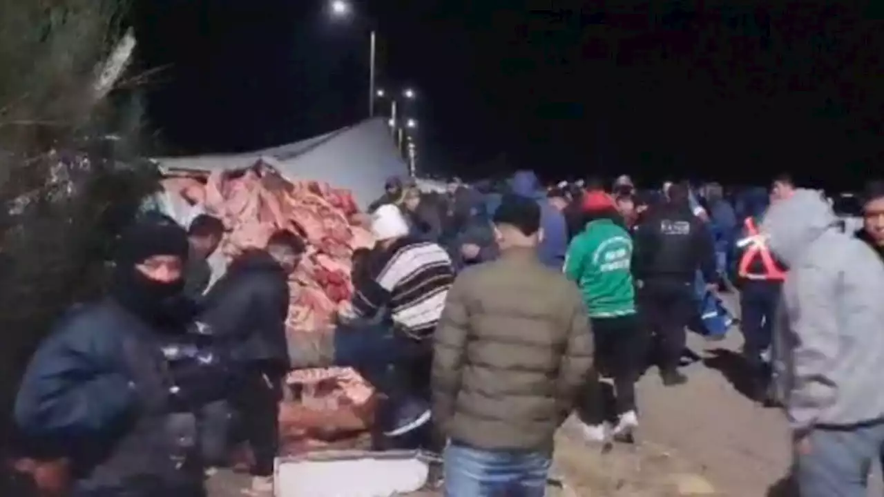 San Luis: volcó un camión con 23 mil kilos de carne y los vecinos se llevaron todo | En la localidad de Fraga