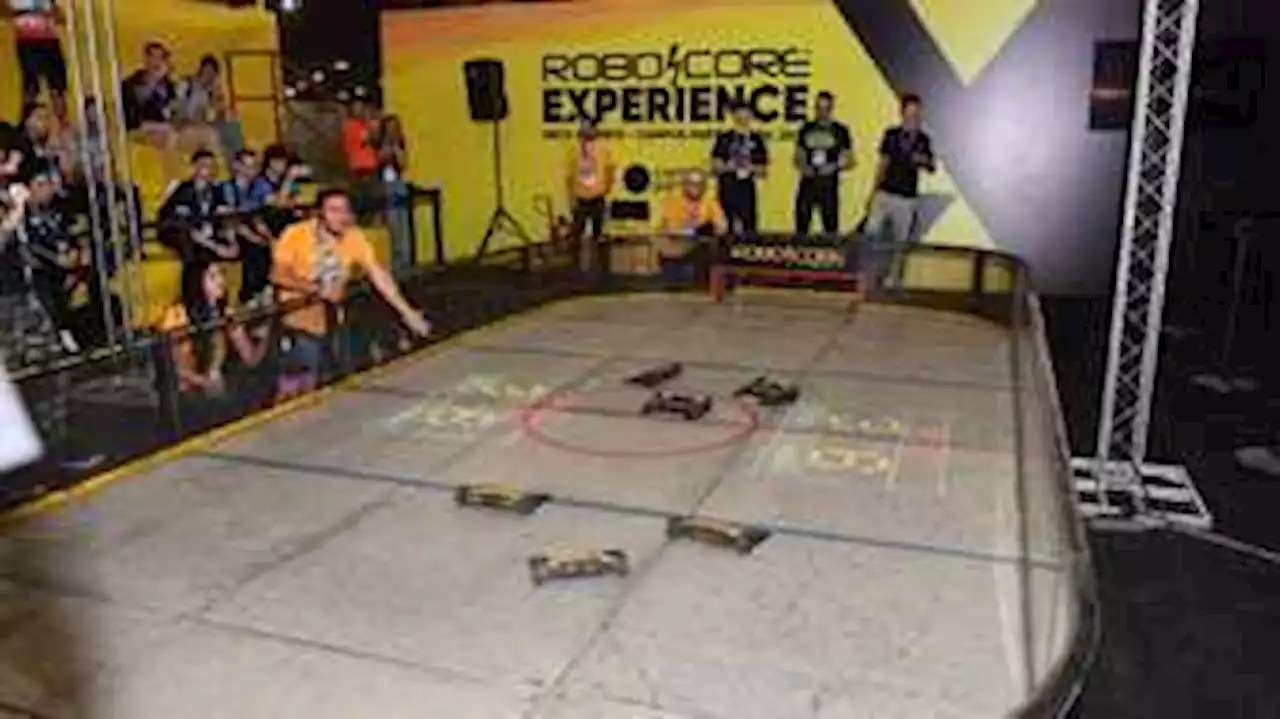 Hóquei jogado por robôs anima competidores e torcida na Campus Party