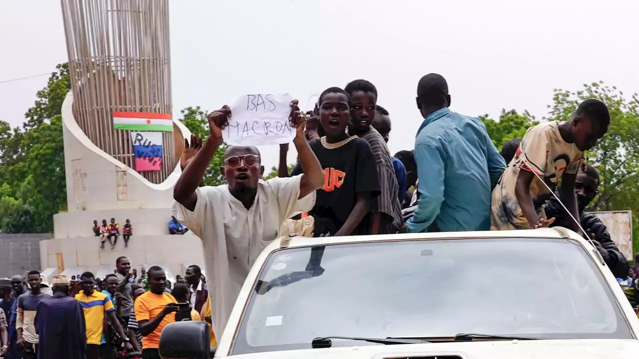 Il vessillo (e l'ombra) di Putin nel colpo di Stato anti francese in Niger