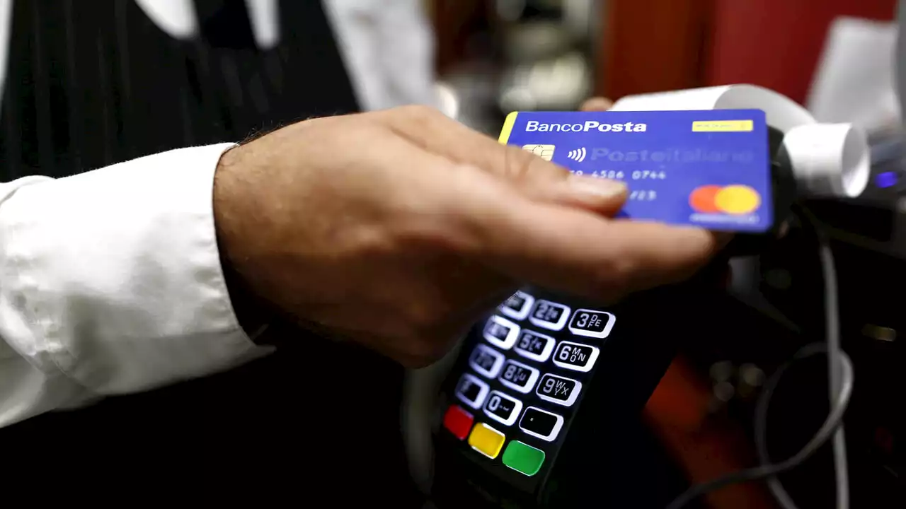 La svolta sui pagamenti fino a 10 e 30 euro con bancomat e carte di credito