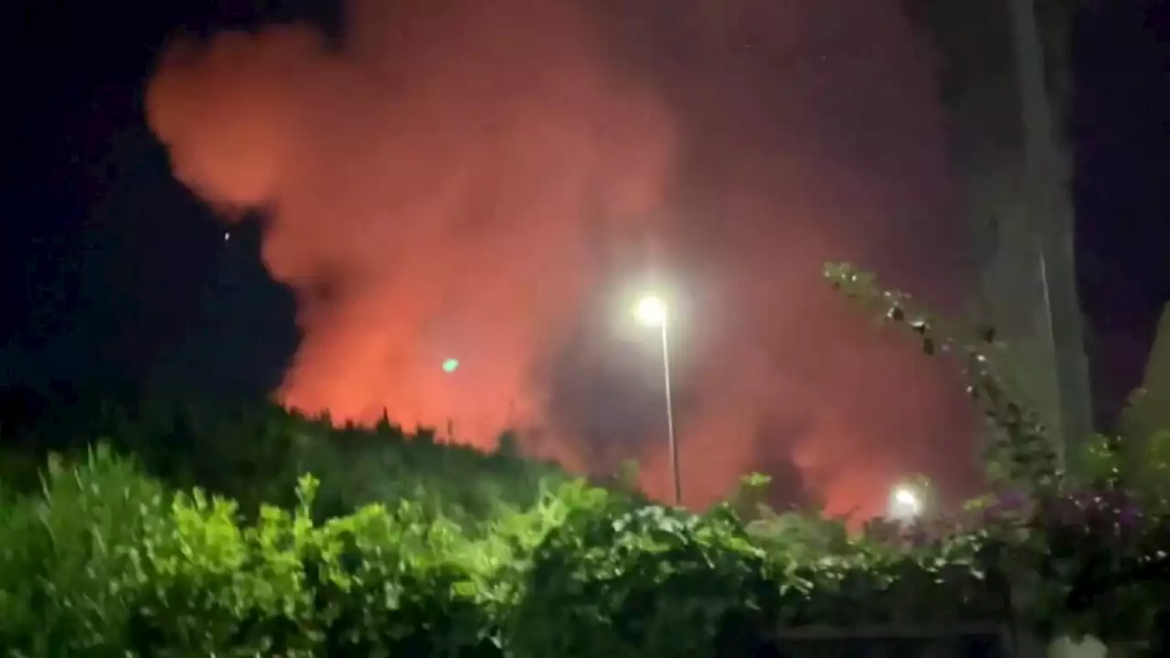 Paura nella notte, incendio minaccia le case: residenti costretti a usare le pompe domestiche