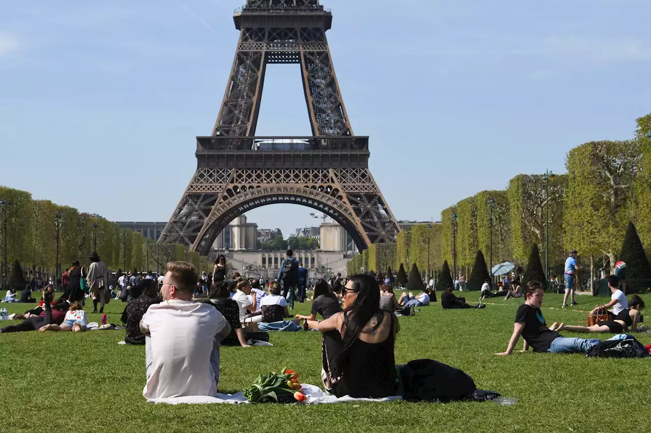 Paris : une enquête ouverte pour un viol collectif au Champ-de-Mars