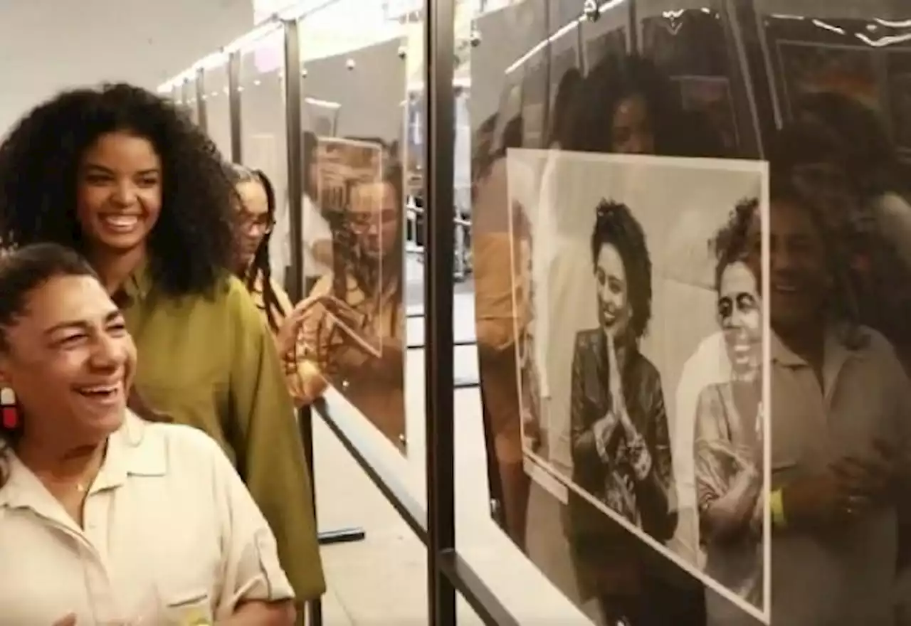 Parentes e amigos homenageiam Marielle Franco na data de seu aniversário - SBT News