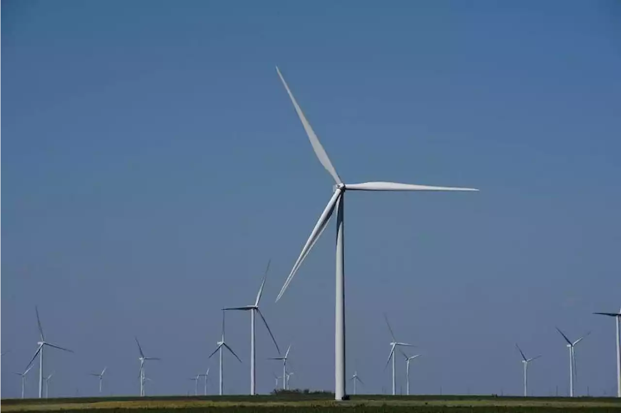 US moves to link more wind, solar projects to electric grid